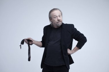 Kemerle elinde dostum. Bir kemer ceza tehdidi.