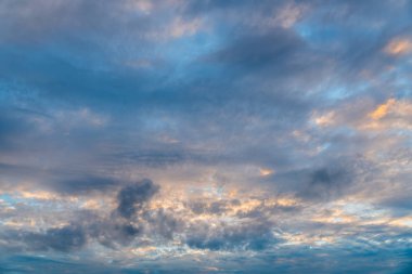 Bulutlu gökyüzü, kasvetli bulutlar.