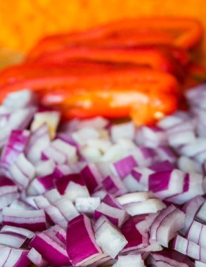 ince doğranmış soğan ve tatlı Bulgar biber