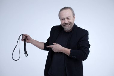 Kemerle elinde dostum. Bir kemer ceza tehdidi.