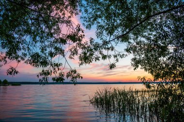 Güzel yaz günbatımı Nehri üzerinde