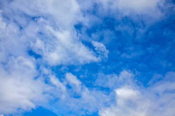 Белые Облака Голубого Неба — стоковое фото