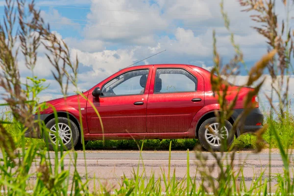 Rode Auto Weg Met Groen Gras Tegen Hemel — Stockfoto