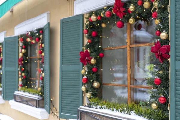 Windows köknar ve Noel tinsel dalları ile dekore edilmiştir