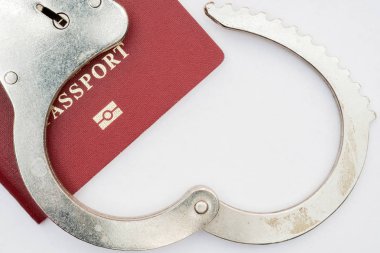 Kırmızı pasaport üzerinde beyaz arka plan ve kelepçe