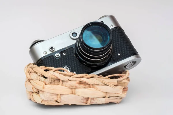 Old Film Camera Wicker Basket — Stock Photo, Image