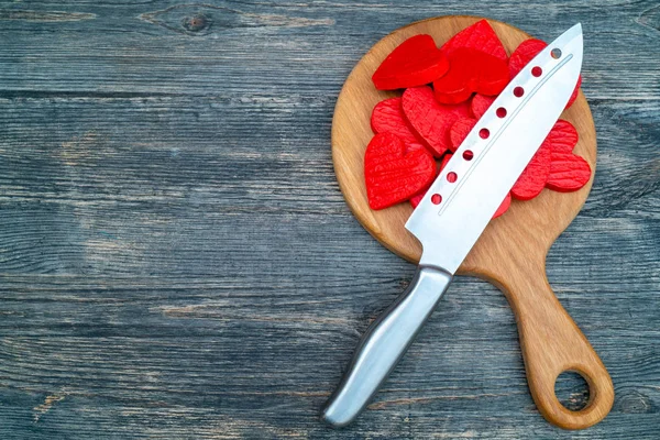 木制切菜板上的红心 — 图库照片