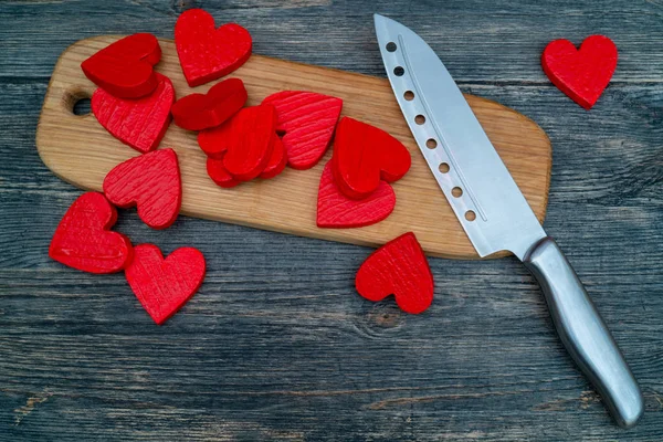 Rote Herzen Auf Einem Holzschneidebrett — Stockfoto