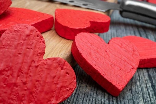 Rote Herzen Auf Einem Holzschneidebrett — Stockfoto