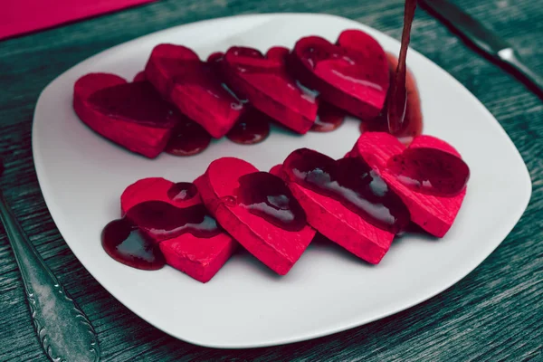 红心与果酱在板材 情人节 — 图库照片