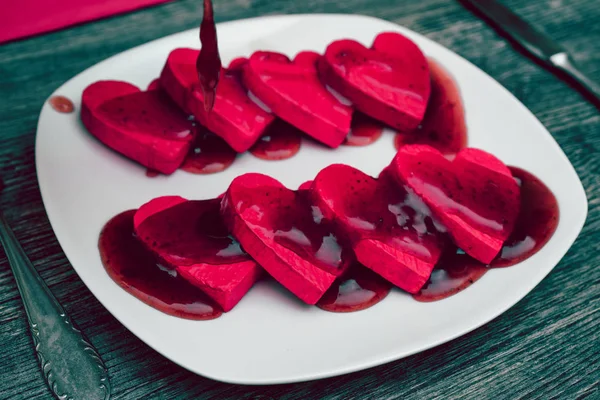 Cuori Rossi Con Marmellata Nel Piatto San Valentino — Foto Stock