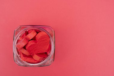 Cam kırmızı zemin üzerine kırmızı Kalpler