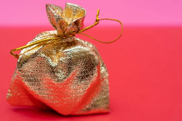 Hart Een Gouden Zak Een Cadeau Voor Valentijnsdag — Stockfoto