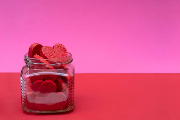 Corazones Rojos Frasco Vidrio Sobre Fondo Rojo —  Fotos de Stock