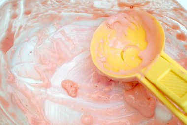 Çilekli dondurma, görünümü kadar yakın