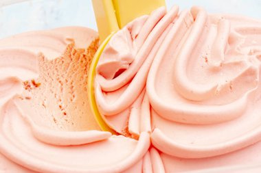 Çilekli dondurma, görünümü kadar yakın