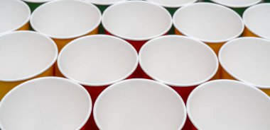 Çok renkli tek kullanımlık kağıt bardak içmeye 