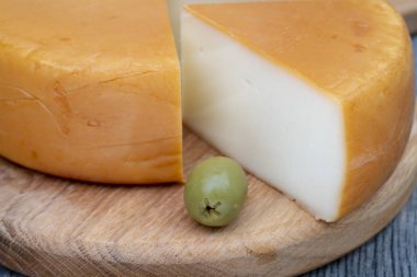 Çiftlik peynir ve zeytin ahşap tahta üzerinde parça