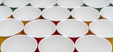 Çok renkli tek kullanımlık kağıt bardak içmeye 