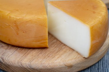 Çiftlik peynir ahşap tahta üzerinde parçası