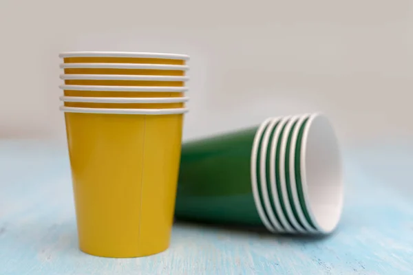 Желтая Зеленая Бумага Одноразовые Чашки Напитков — стоковое фото