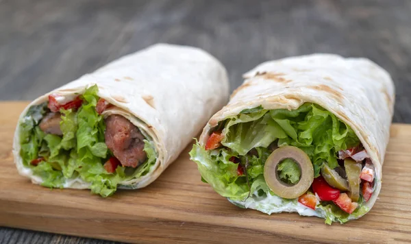 Frische Brötchen Mit Gemüse Und Fleisch — Stockfoto