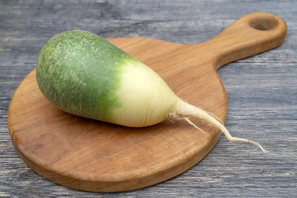 Fresh Green Radishes Cutting Board — Stock Photo, Image