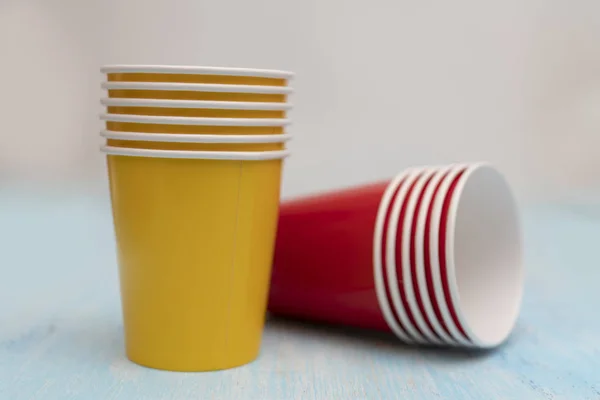 Желтая Красная Бумага Одноразовые Чашки Напитков — стоковое фото