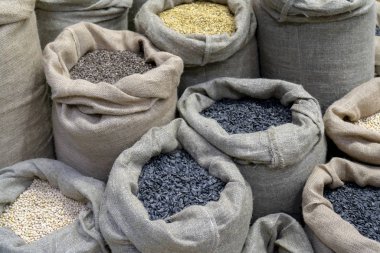 Piyasada torbalarda ayçiçeği tohumu