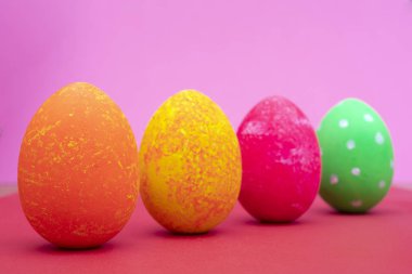 Kırmızı zemin üzerine çok renkli Paskalya yumurtaları