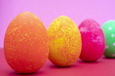 Kırmızı zemin üzerine çok renkli Paskalya yumurtaları