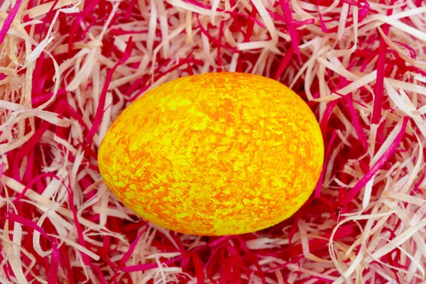 Huevo Amarillo Pascua Nido Sobre Fondo Rojo — Foto de Stock