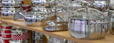 Paslanmaz çelik tencereler mağaza raf