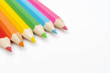 Beyaz arkaplanda renkli kalemler.