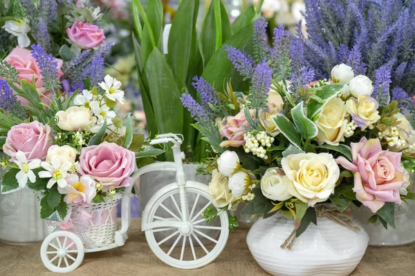 Frische Blumen Und Weißes Fahrrad — Stockfoto