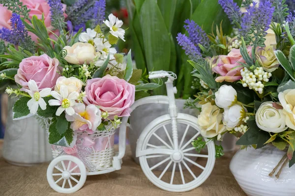Frische Blumen Und Weißes Fahrrad — Stockfoto