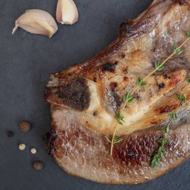 Fried meme sığır kemik üzerinde