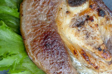 Fried meme sığır kemik üzerinde