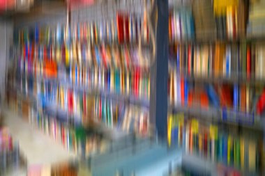 Bulanık arka plan ile kitap rafı