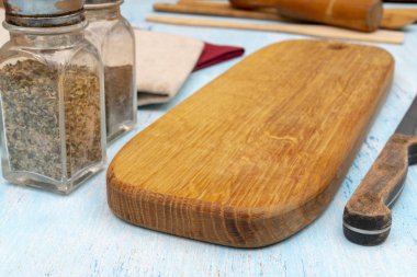 Tahta meşe kesme tahtası. Mutfak eşyaları. Boşluğu kopyala