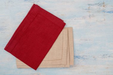 Masanın üzerinde kırmızı ve beyaz tuval peçeteler