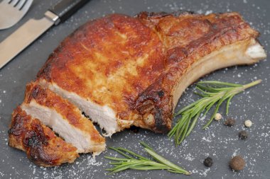 Tavada ızgara domuz eti, closeup atış