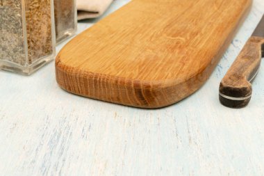 Tahta meşe kesme tahtası. Mutfak eşyaları. Boşluğu kopyala