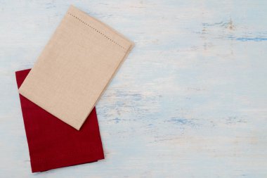 Masanın üzerinde kırmızı ve beyaz tuval peçeteler