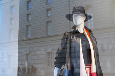 Cam arkasında dükkan penceresinde Manken.