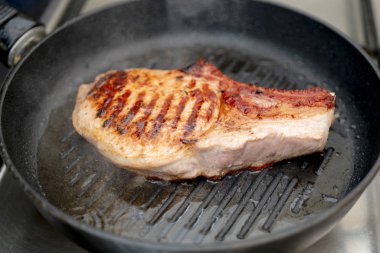 Tavada ızgara domuz eti, closeup atış