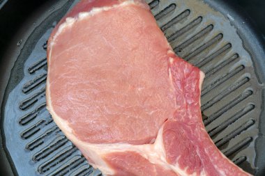 Baharatlı mutfak masasında çiğ domuz bifteği 