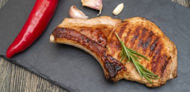 Tavada ızgara domuz eti, closeup atış