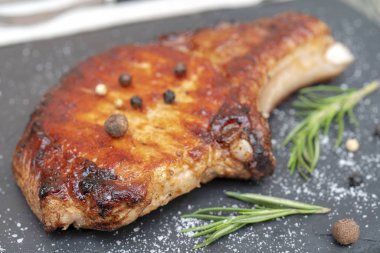 Tavada ızgara domuz eti, closeup atış