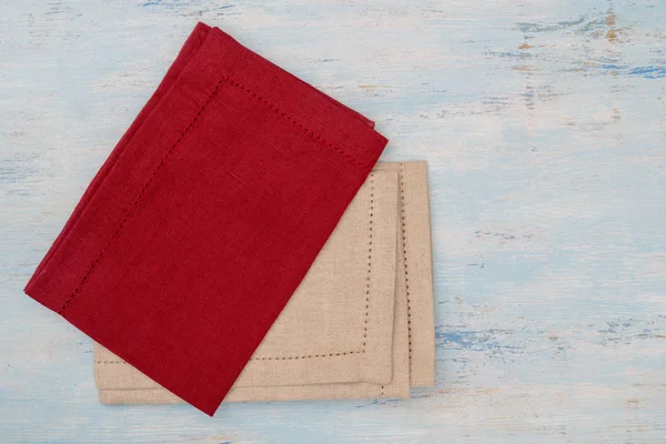 Masanın üzerinde kırmızı ve beyaz tuval peçeteler